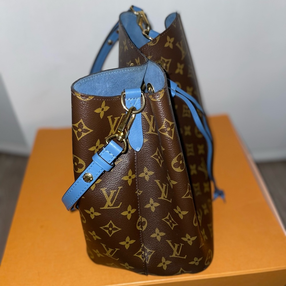 Louis Vuitton 
Authentic 
Used
Blue interior Monogram Neonoe MM shoulder bag - Picture 4 of 9